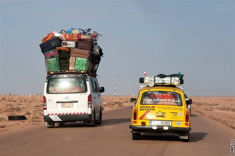 Trabantem napí Afrikou. Egypttí dlníci se vrací s výslukou z Libye