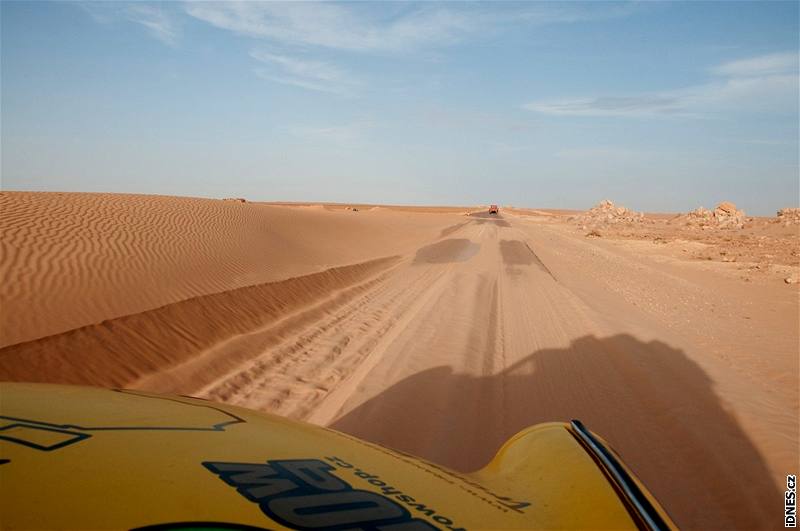 Trabantem napí Afrikou. Ani pomrn kvalitní silnice neodolají pískovým jazykm libyjské pout