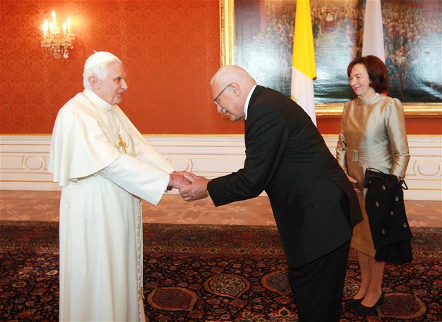 Pape Benedikt XVI. v esku.