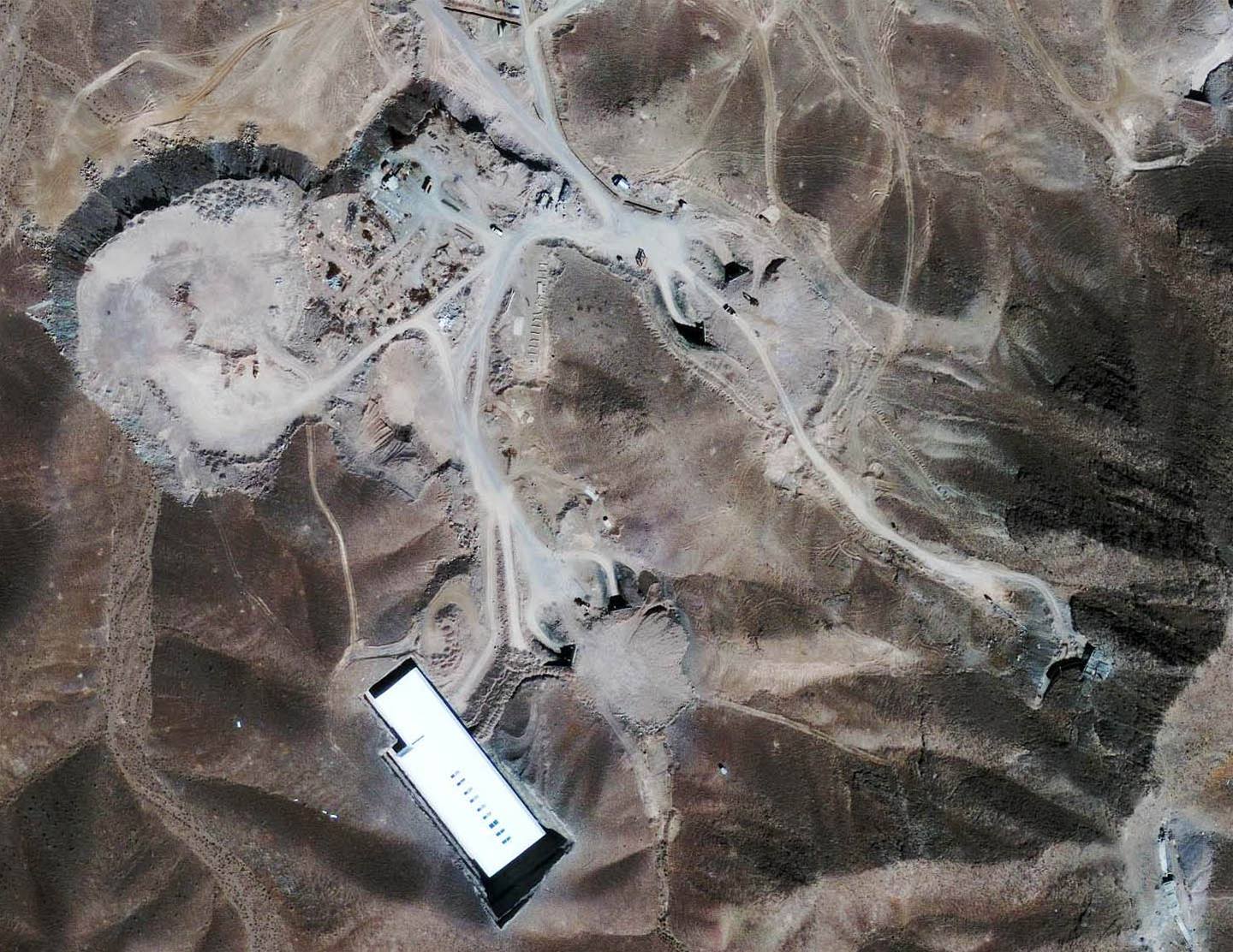 Satelitní snímek z 26. zá�í 2009 zachycuje vojenskou základnu poblí� m�sta Kóm. Zde Írán buduje nové jaderné za�ízení. 