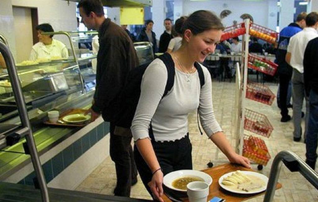 N�kte�í studenti Univerzity Karlovy jsou nespokojení s kvalitou menz a kolejí (ilustra�ní snímek).