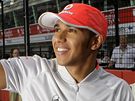 Velká cena Singapuru: Lewis Hamilton zdraví ped závodem fanouky