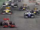 Velká cena Singapuru: Lewis Hamilton vede startovní pole do první zatáky