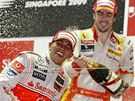 Velká cena Singapuru: vítz Lewis Hamilton (vlevo) a Fernando Alonso slaví na pódiu