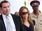 John Travolta a jeho ena Kelly Prestonová odcházejí od soudu v Nassau