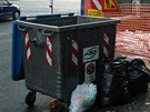 Itálie, Neapol. Popelnice na tídný odpad nikoho nezajímají, odpadky se tosují ped nimi