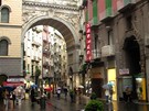 Itálie, Neapol - Reprezentativní via Chiaia je plná znakových obchod
