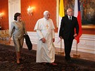 Pape se na Hrad setkal s prezidentem Klausem a jeho chotí.
