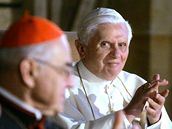 Pape Benedikt XVI. v esku.