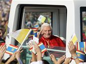 Pape Benedikt XVI. v esku.