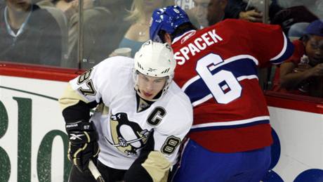 Pípravný duel Montrealu proti Pittsburghu. Sidney Crosby (vlevo) práv obehrál Jaroslava paka.