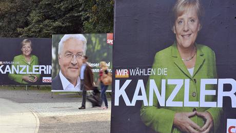 P�edvolební kampa� vrcholí. Kanclé�ka a �éfka CDU Angela Merkelová a kandidát SPD a ministr zahrani�í Frank-Walter Steinmeier na plakátech v Berlín�; zá�í 2009.