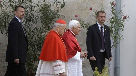 Pape Benedikt XVI. vychz s kardinlem Vlkem z baziliky svatho Vclava