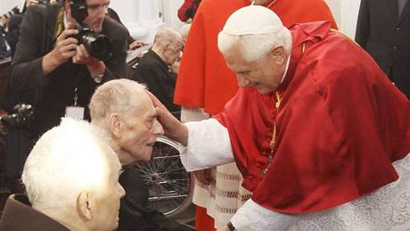 Pape Benedikt XVI. poehnal starým kním