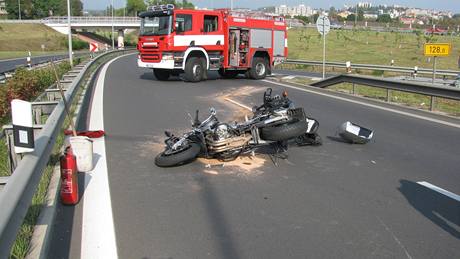 Záchranáři na místě nehody policisty na motocyklu s autobusem v Karlových Varech