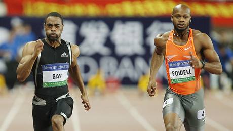 Tyson Gay (vlevo) ve sprinterském souboji s Asafou Powellem