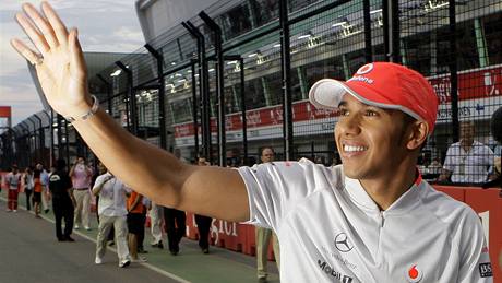 Velká cena Singapuru: Lewis Hamilton zdraví ped závodem fanouky