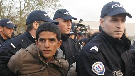 Francouzské úady zaaly likvidovat tábor benc nedaleko msta Calais. (22. záí 2009) 