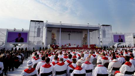 Pape Benedikt XVI. v esku.