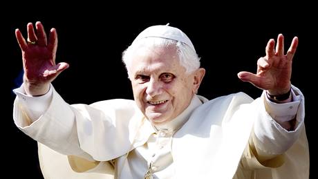 Pape vypadá v kostýmu starodávn. Jako teta. Ateisti kritizují, e dlá z víry divadlo.