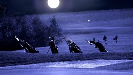 Noční golfový turnaj.