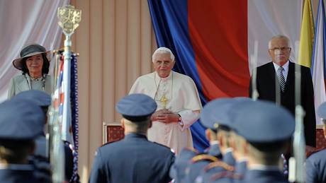 Pivítání Benedikta XVI. na starém ruzyském letiti
