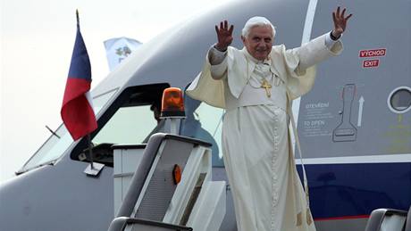 Pape Benedikt XVI. odlétá z Prahy