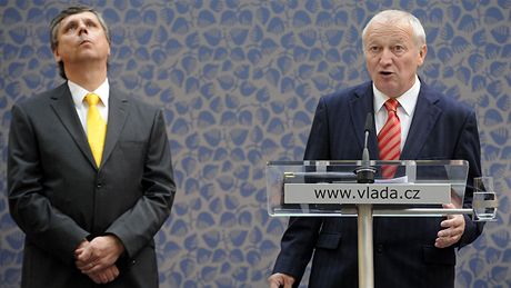 Ministr financí Eduard Janota (vpravo) a premiér Jan Fischer na tiskové konferenci po jednání vlády o úsporném balíčku (21. září 2009)