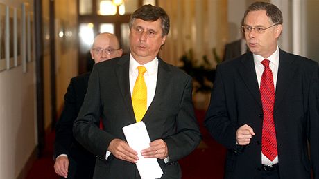 Premiér Jan Fischer na jednání vlády o úsporných opateních v rozpotu (21. záí 2009)