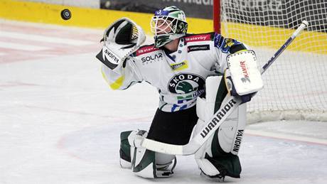 Marek Schwarz z Mladé Boleslavi krotí puk v zápase s Kladnem