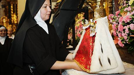 Karmelitky oblékly Praské Jezulátko kvli papeské návtv do ervených at s hermelínovým rouchem (25. záí 2009)