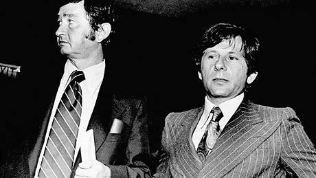 Roman Polanski se svým právníkem Douglasem Daltonem v soudní síni  v Santa Monice 9. srpna 1977. 