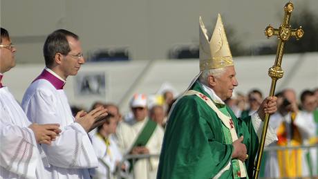 Pape Benedikt XVI. pi mi na letiti v Brn Tuanech (27. záí 2009)
