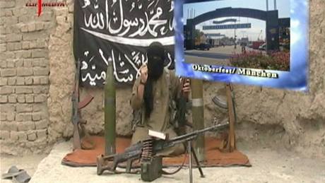 Zábr z videa, kde mluví islamist vyhrouje Nmecku útokem (25. záí 2009)