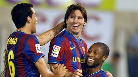 Sergi Busquets, Lionel Messi (uprosted) a Seydou Keita se radují z dalího gólu Barcelony v síti Santanderu.