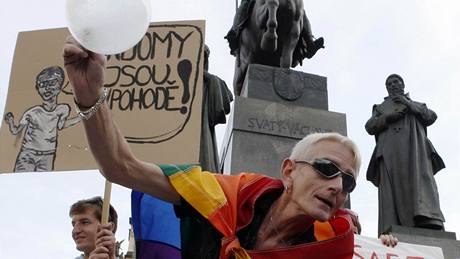 Homosexuálové demonstrují na Václavském námstí v Praze.