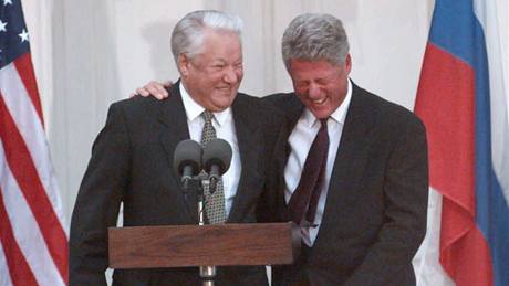 Ruský prezident Boris Jelcin s Billem Clintonem pi tiskové konference v roce 1995