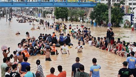Tropická boue pinesla do filipínské metropole Manily nejhorí záplavy za posledních 42 let (27. záí 2009)