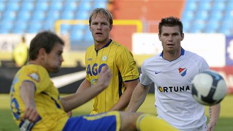 Ostrava - Teplice: Zleva Vlastimil Vidlika a Martin Klein z Teplic a Miloslav Strnad z Baníku