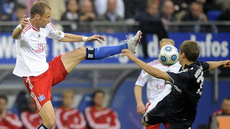 Hamburk - Bayern Mnichov: David Rozehnal (vlevo) v souboji s Thomasem Müllerem