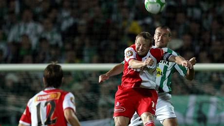 Bohemians 1905 - Slavia: hlavi�kový souboj mezi hostujícím Stanislavem Vl�kem a Markem Niklem