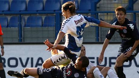 Liberec - Slovácko: domácí Petr Papou�ek (v bílém) a Tomá� Randa