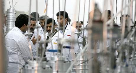 Mahmúd Ahmadíneád na exkurzi v Natanzu, kde Íránci obohacují uran