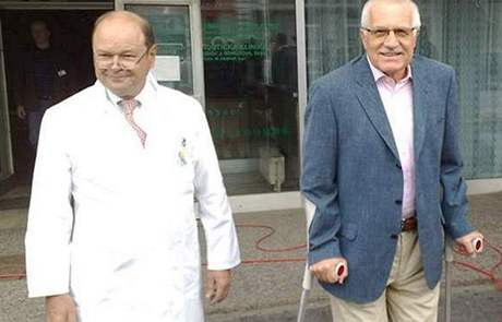 Václav Klaus vychází z Fakultní nemocnice  Bulovka, kde podstoupil na zaátku ervna operaci kyelního kloubu.