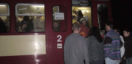 Non vlakov spoj ze Skalice nad Svitavou do Brna vezl ve voze pro 56 lid asi 150 cestujcch