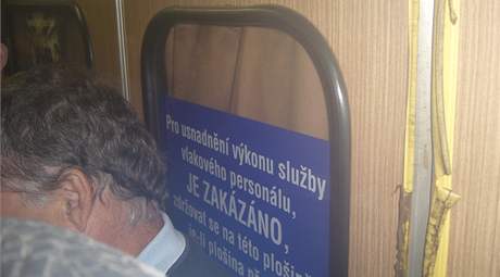 Nacpan vlak ze Skalice nad Svitavou do Brna - lid stli vude, i na zakzan ploin u strojvedoucho