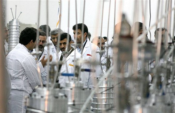 Mahmúd Ahmadíne�ád na exkurzi v Natanzu, kde Íránci obohacují uran