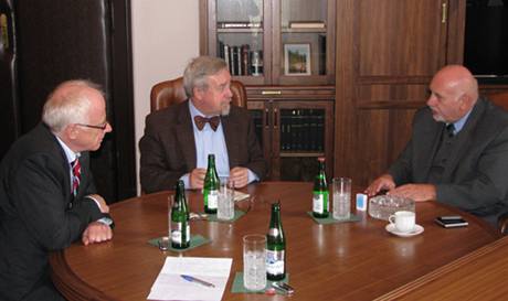 Německý velvyslanec u Ústavního soudu (sedící vlevo), 16. září 2009