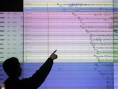 Odborník vysv�tluje na seizmografu pr�b�h zem�t�esení v Indonésii (30.9.2009)