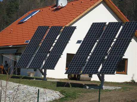 Solární panely se kradou ím dál víc. Mizí ze soukromých pozemk i z velkých solárních elektráren. Ilustraní foto